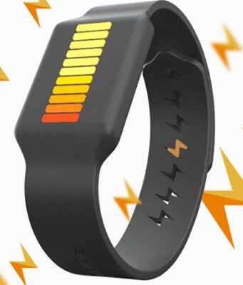 Inventan pulsera que genera energía limpia al masturbarse