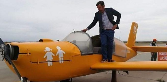 De los creadores del ‘bus de la homofobia’, llega la ‘avioneta de la discriminación’