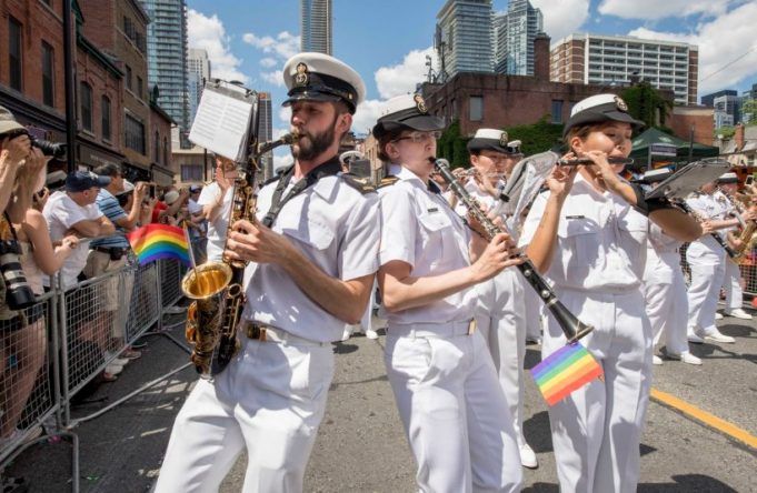 Fuerzas de Canadá abren puertas a personas trans expulsadas del ejército de EU
