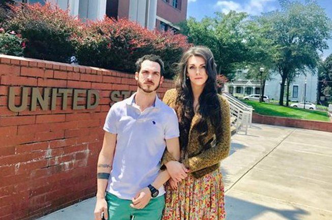 Mujer trans demanda a Amazon por discriminación a ella y su esposo