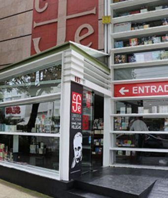Por besarse, sacan a pareja gay, de librería del Fondo de Cultura Económica