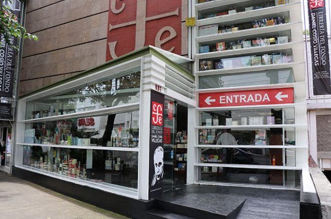 Por besarse, sacan a pareja gay, de librería del Fondo de Cultura Económica