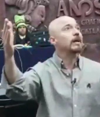 Ante universitarios, empleado de Disney aconseja: ‘Viólate a tu mujer’