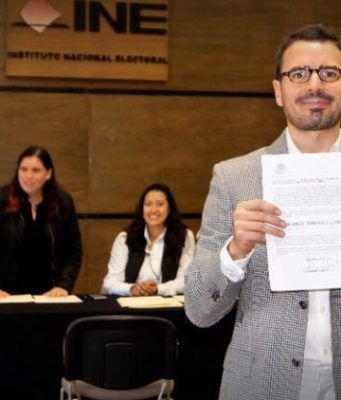 Recibe Marco Ferrara, constancia de aspirante a candidato presidencial