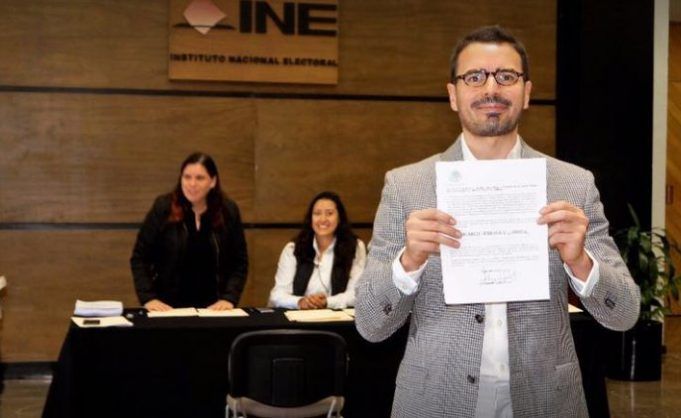 Recibe Marco Ferrara, constancia de aspirante a candidato presidencial