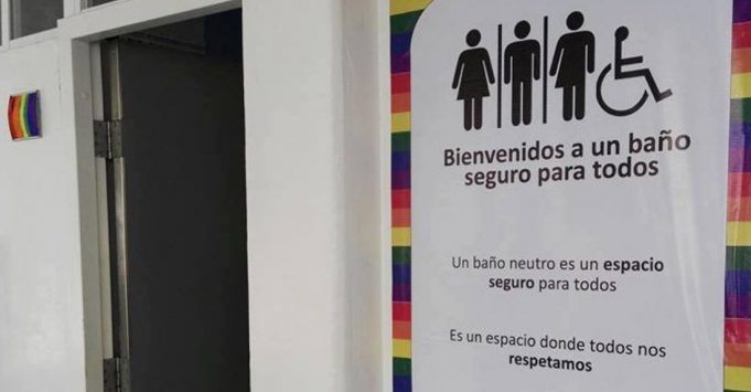 Estudiantes del Tec de Mty abren baño unisex, en Querétaro