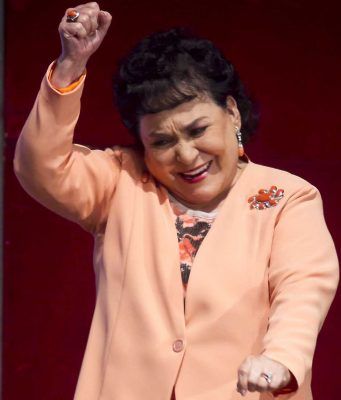 Carmelita Salinas: ‘un gay cuida mucho mejor a un niño que los normalitos’