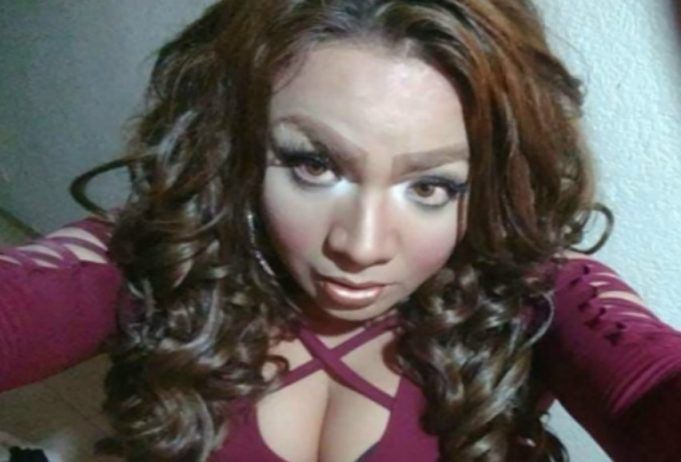 Asesinan a balazos a mujer trans en la calle a bordo de un taxi en CDMX