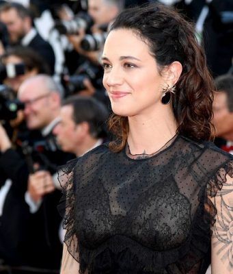 Asia Argento, líder de #MeToo, habría comprado el silencio de un menor al cual abusó