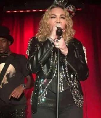 Soprende Madonna al público de Stonewall Inn, con presentación para recibir el 2019