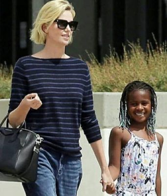 Charlize Theron revela que apoya a su hija trans, Jackson