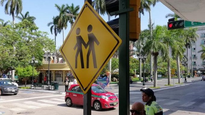 Orgullo LGBT en Tampico: Instalan señales viales de parejas del mismo sexo