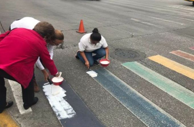 Sin permiso, grupo homófobo, borra los colores LGBT de pasos peatonales