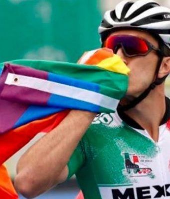 Celebra atleta mexicano, con bandera LGBT, medalla de bronce en Panamericanos