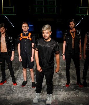 Diseñadores mexicanos rompen la barrera entre gadgets y moda en la pasarela