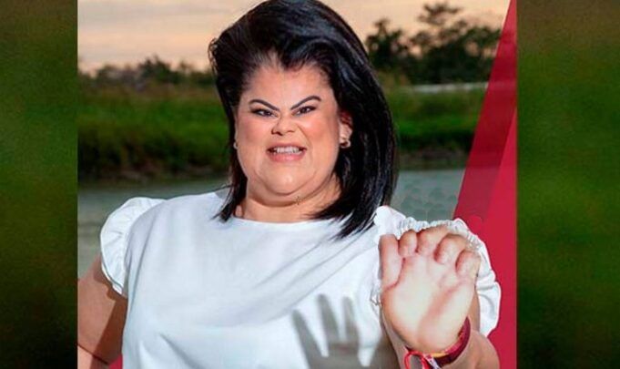 ¡Gatada! Diputada sobrina de AMLO niega foto con activista por bandera LGBT